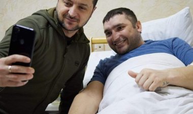 Ukraine : Le président Volodymyr Zelensky s'est rendu à l'hôpital pour visiter les soldats Ukrainiens blessés