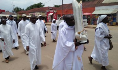 Ituri: L'évêque catholique à la tête d'une procession exigeant la paix à Bunia