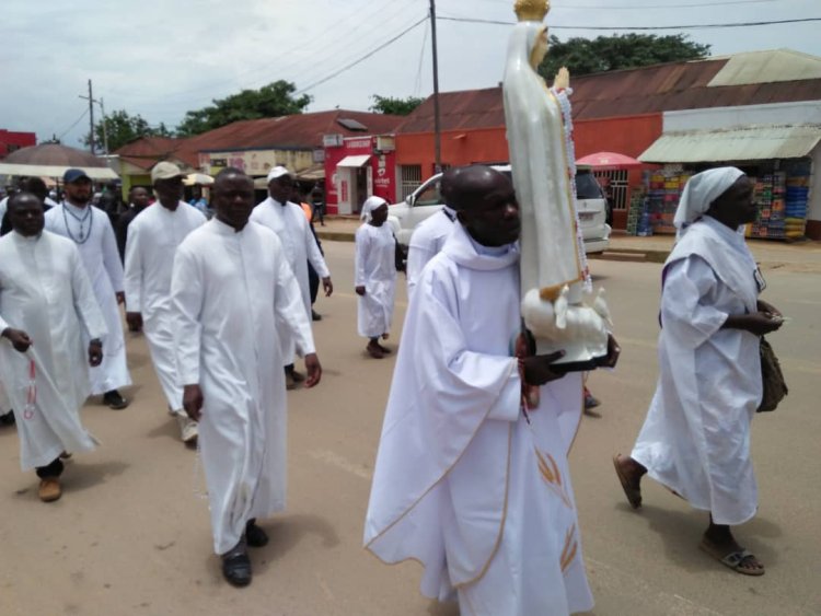 Ituri: L'évêque catholique à la tête d'une procession exigeant la paix à Bunia