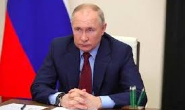 "Poutine a un dialogue ingrat à chaque discussion" Emmanuel Macron