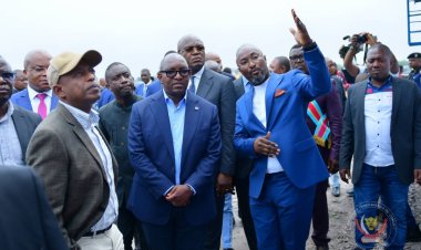 Le Premier Ministre Jean-Michel Sama Lukonde satisfait de l’évolution des travaux de construction du podium papal en prélude de la visite du papa François à Kinshasa en juillet 2022