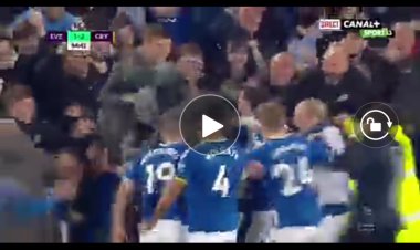 Angleterre : Quand les supporteurs d'Everton envahissent l'air de jeu pendant le match (Vidéo)