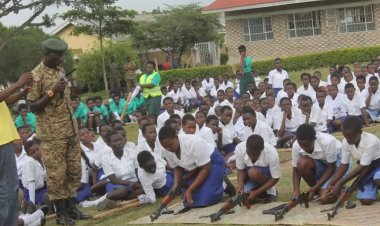 Ouganda : le gouvernement initie les élèves finalistes de l'école primaire au maniement  des armes