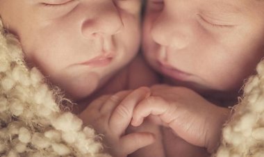 Incroyable :Dans une même année, une femme  est tombée 2 fois enceinte et a accouché des jumeaux