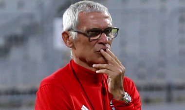 RDC-SPORT: Le Sélectionneur Hector Cuper sur une chaise éjectable