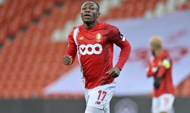 Soutien aux FARDC:Le footballeur Jackson Muleka offre 20 bidons d'huile végétale et une enveloppe d'argent à l'armée