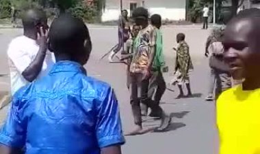 Vidéo : Regardez comment la population de Bunagana frappe les rebelles du M23 et les soldats Rwandais qui fuient