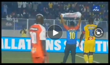 Match de Gala des léopards : Un congolais fait irruption sur l'aire de jeux pour réclamer la paix à l'est (Vidéo)