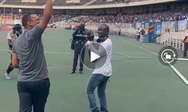 Match de Gala : Les Kinois accueillent chaleureusement Charles Mbuya de Canal+ en lançant "oleki kabulo eeeh" (Vidéo)