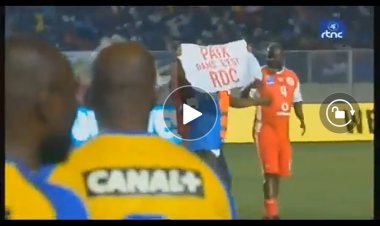 Voici la réaction du public suite à l'irruption d'un congolais sur l'aire de jeux pour réclamer la paix dans l'est (vidéo)