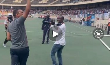 Football : Voici la réaction de Charles Mbuya de Canal+ après les cris "oleki kabulo eeeh" lors de son arrivée au Martyrs
