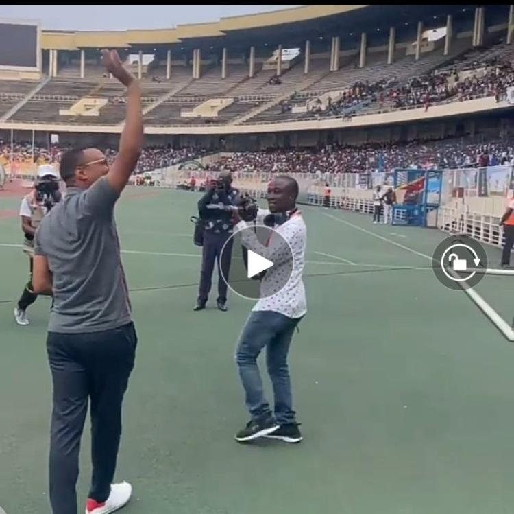 Football : Voici la réaction de Charles Mbuya de Canal+ après les cris "oleki kabulo eeeh" lors de son arrivée au Martyrs