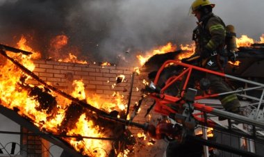 Incroyable: Un homme met le feu à sa maison avec sa femme et ses enfants à l’intérieur