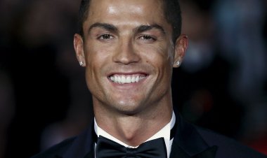 Vidéo/Incroyable : Cristiano Ronaldo demande un portable pour voir  sa blessure sur terrain