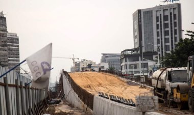 Suite à une déception amoureuse , un congolais saute du 16è étage et s’écrase