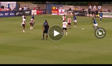 Angleterre : La frappe de Edo Kayembe maîtrisée par le gardien de Southampton (vidéo)