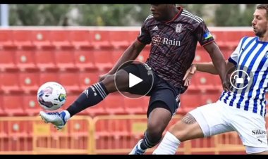 Turquie : La frappée de Jackson Muleka contrée par la défense de Deportivo