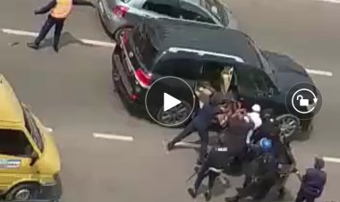 Kinshasa : Bousculade entre les gardes de Kabund et les policiers sur le boulevard du 30 juin filmée (Vidéo)