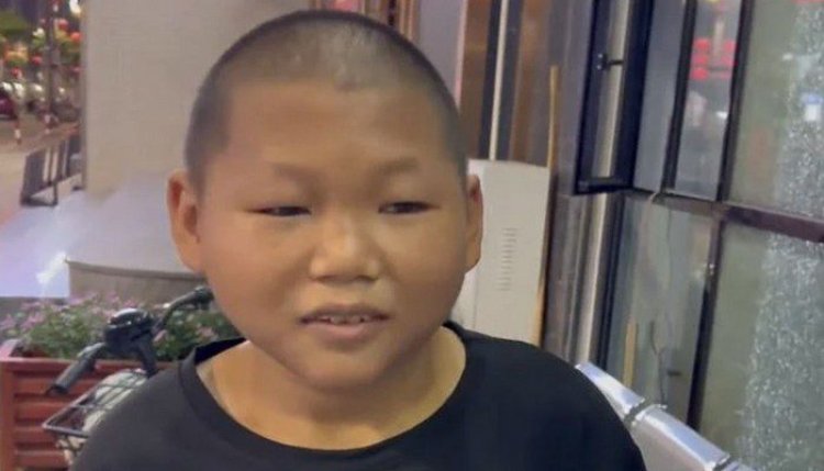 Ressemblant à un enfant, cet homme de 27 ans raconte les dures réalités qu’il vit dans la société