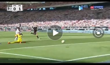 Allemagne : Silas Katompa gagne le duel face au défenseur de Leipzig, sa frappe passe juste à côté du poteau (Vidéo)