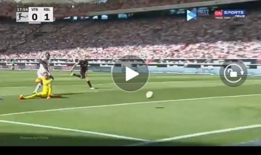 Allemagne : Silas Katompa gagne le duel face au défenseur de Leipzig, sa frappe passe juste à côté du poteau (Vidéo)