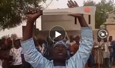 Insolite : C'est vraiment incroyable, cet homme avale une machette (Vidéo)