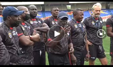 Elim-Chan 2022: Otis Ngoma fait honneur à Sébastien Desabre d'assister à l'entraînement (vidéo)