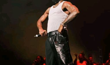 Scandale/Vidéo : Burnaboy fait un geste Incroyable en plein Concert