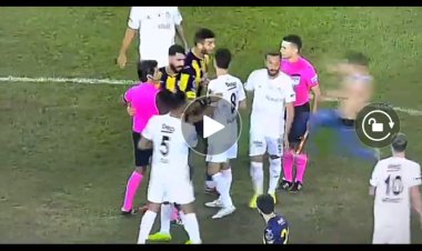 Turquie : Un supporter attaque les joueurs de Beskitas et se cogne à Jackson Muleka (vidéo)