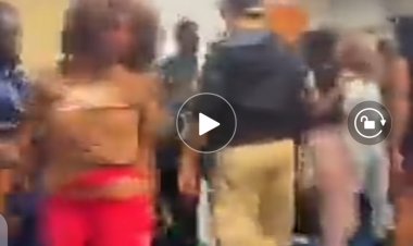 Insolite : Koffi Olomide et ce geste d'attouchements sexuels sur une danseuse en pleine répétition, voici la scène (Vidéo)