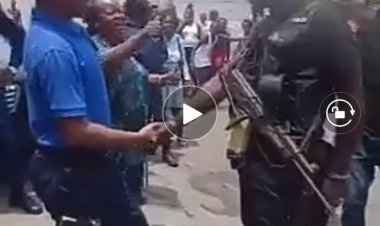 Kinshasa : Le policier qui a laissé le Kuluna avec défaut accueillit en roi (vidéo)