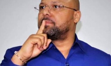 Vidiye Tshimanga, ancien conseiller stratégique du Président Félix Tshisekedi vient de quitter la prison centrale de Makala. Liberté provisoire accordée par le tribunal de grande instance de Kinshasa - Gombe.