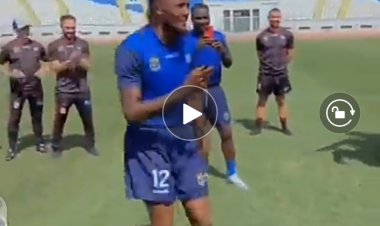 Foot : Quand les léopards dansent la chanson pétage du prophète Dennis Lessie (Vidéo)