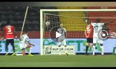 Foot : La frappe de la tête de Britt Assombalanga qui permet à son équipe de faire un match nul (Vidéo de son but)