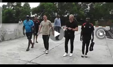 Foot : Après avoir supervisé le match de Mazembe, Sébastien desabre visite les léopards U23 (vidéo)