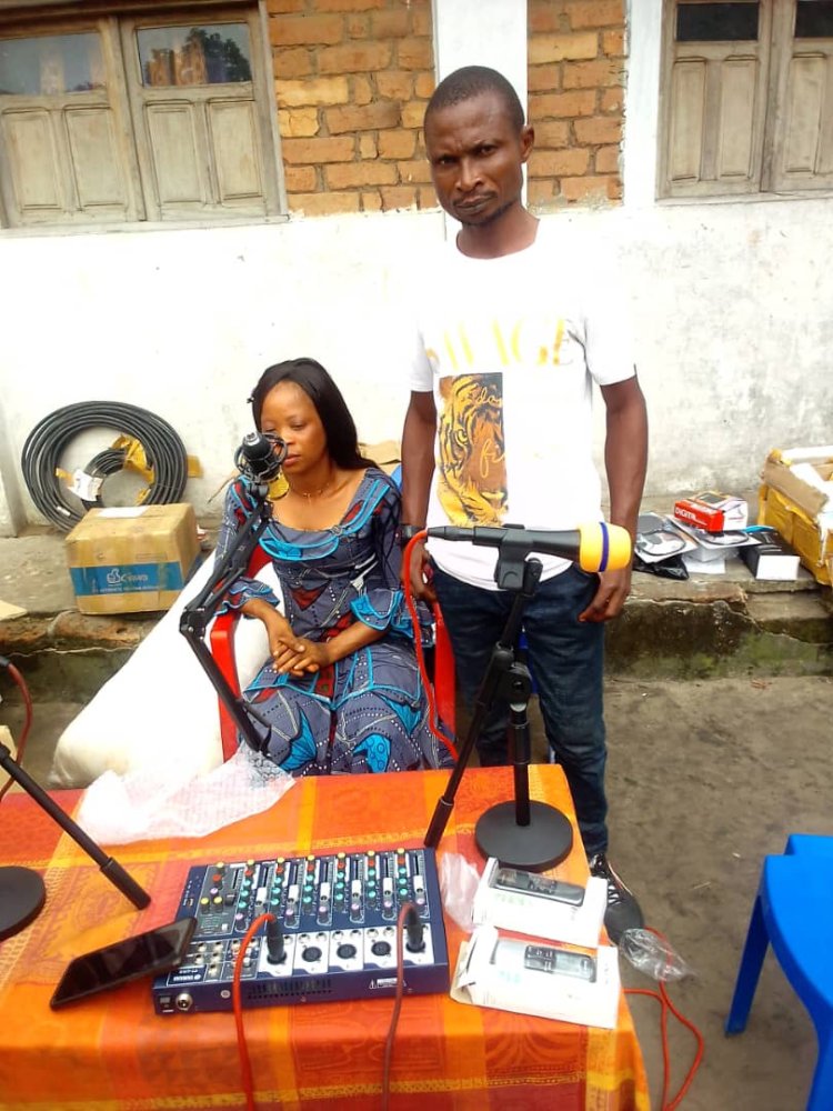 Sankuru : Deux émetteurs de radio offerts par le député Francis Ilunga à ses électeurs