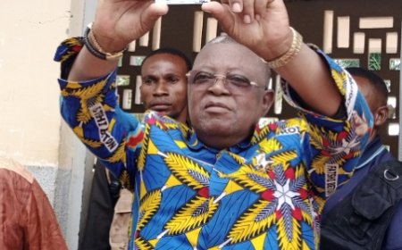 Processus électoral : Antoine Muyaya Tshifuaka obtient sa carte d'électeur à Kananga