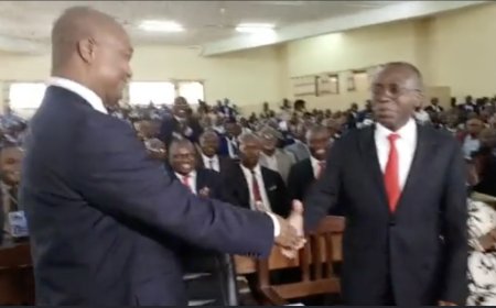 Comme Kabila et Katumbi au Katanga, le forum pour la réconciliation du #Maniema, a vécu avec cette salutation, Matata Ponyo et Ramazani Shadary.