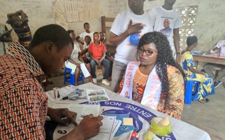 Kasaï Central : Jeannette CARLOTE obtient sa carte d'électeur à Kananga