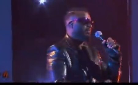 Fally Ipupa a tenu à rendre hommage à sa rumba natale en interprétant avec bravoure le titre "Mayday" lors du concert des Flammes.
