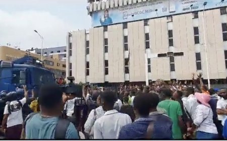 #Kinshasa: Empêchée de se rendre au siège de la CENI, l’opposition résiste toujours à la police