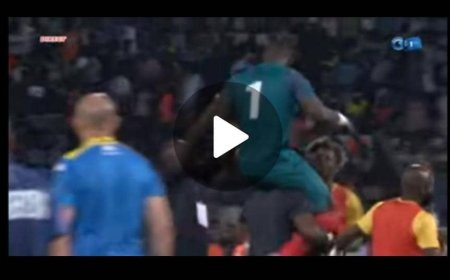RDC vs Gabon : Robert Kidiaba soulève Lionel Mpasi après sa belle prestation (Vidéo)
