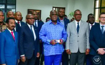 RDC : Délivrance des Premières Cartes d’Identité Après Quarante Ans, Tshisekedi Reçoit le Premier Exemplaire