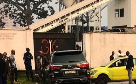 Urgent : le corps sans vie de Chérubin Okende vient d'être évacué par une ambulance. ( Sa famille)