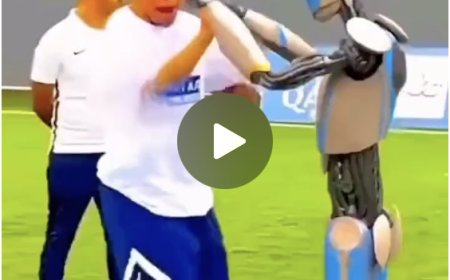 Mbappé avec le robot AI