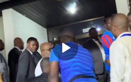 Sport : Félix Tshisekedi échange avec Martin Bakole avant de sortir le stade après la victoire des léopards (vidéo)