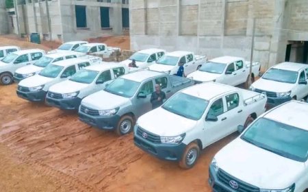 ESU: Muhindo Nzangi remet des véhicules 4×4 aux professeurs de Mbuji-mayi