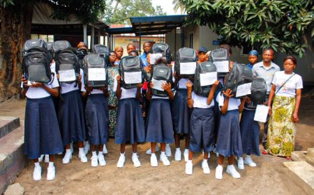 Kasaï Central - KOICA : Grâce à l'appui du PNUD, FMMDI offre des kits scolaires aux élèves filles à Kananga