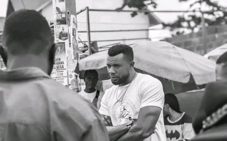 Goma: Le jeune notable Patrick Olombe distribue des sifflets d'alerte à la population pour lutter contre l'insécurité nocturne