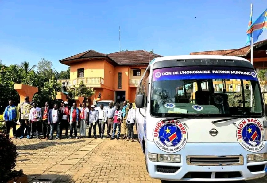 Nord-Kivu: Le député national Patrick Munyomo remet un bus aux partis de l'Union Sacré
